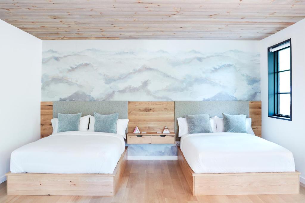 Postel nebo postele na pokoji v ubytování Woodstock Way Hotel