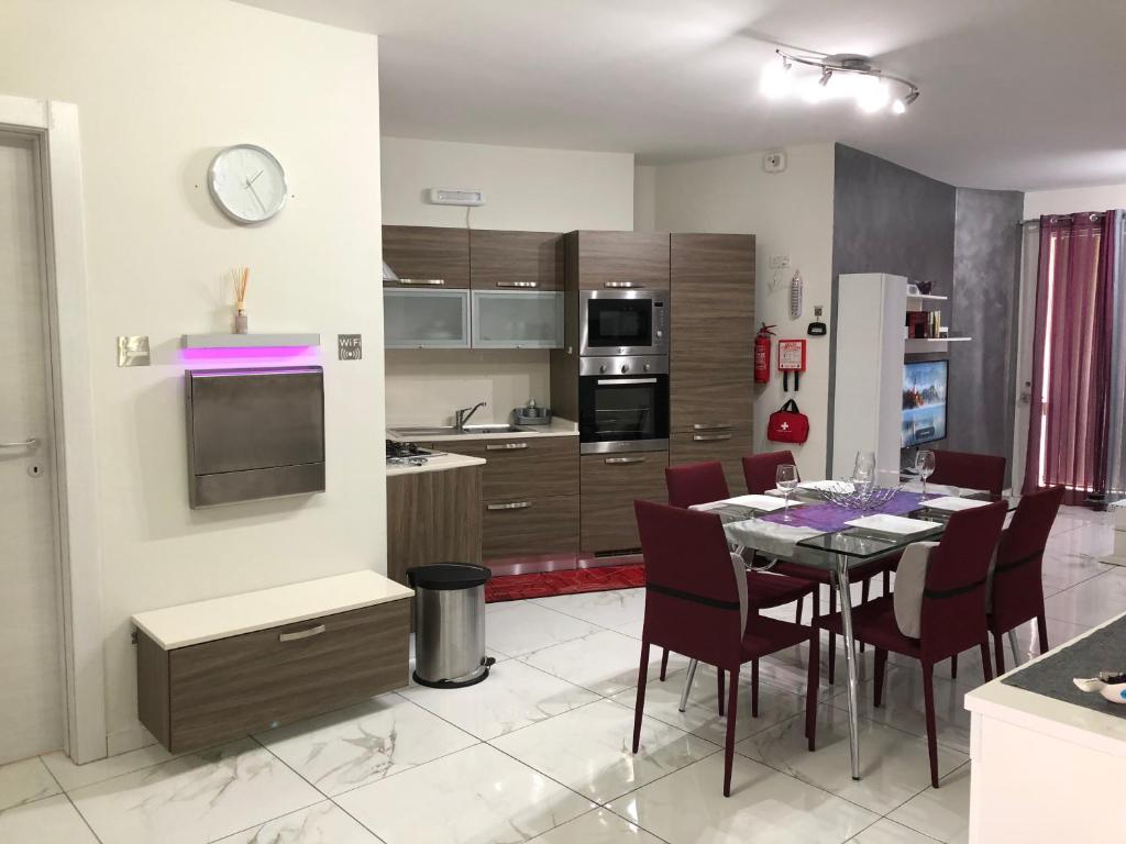 Kuchyň nebo kuchyňský kout v ubytování Marsascala Sea View Apartment & Penthouse