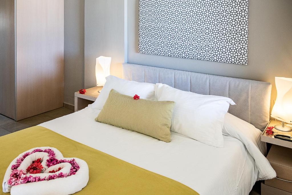 Kavos Hotel & Suites - 1