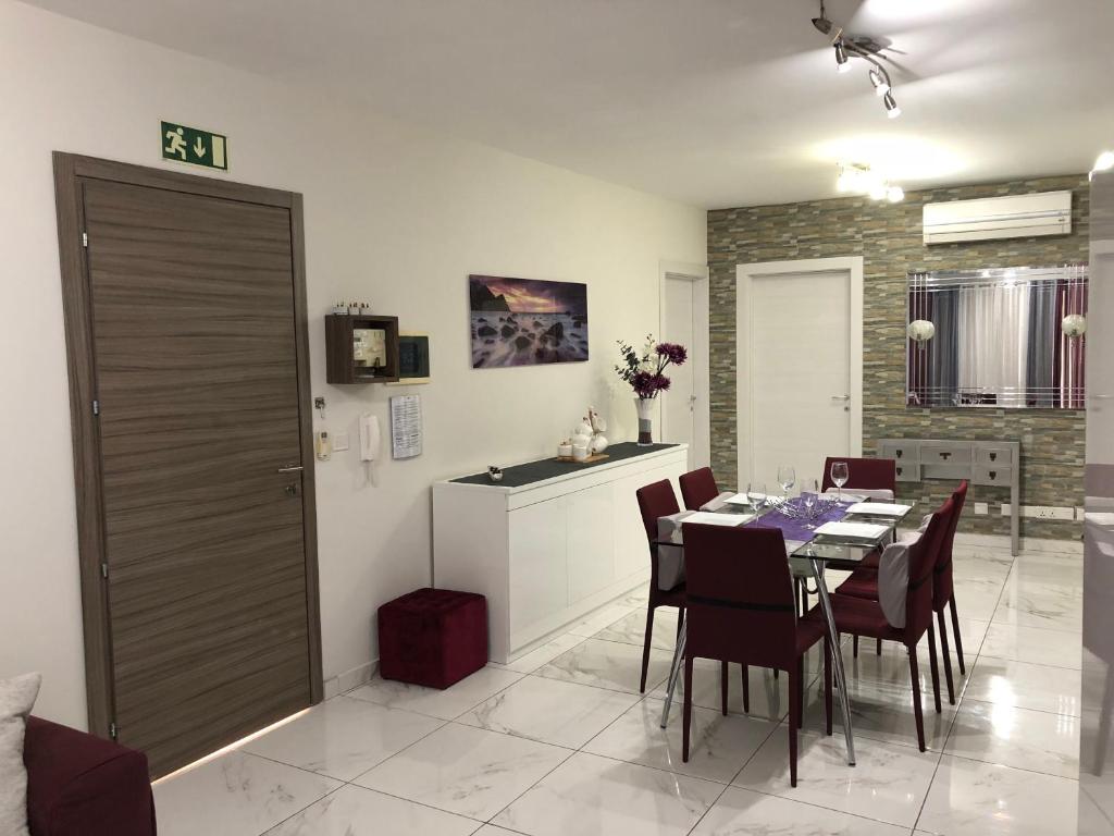 Kuchyň nebo kuchyňský kout v ubytování Marsascala Sea View Apartment & Penthouse