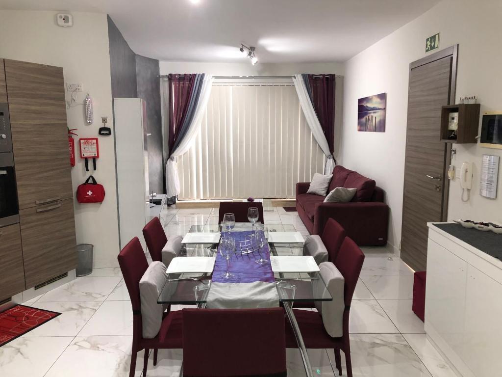 Posezení v ubytování Marsascala Sea View Apartment & Penthouse