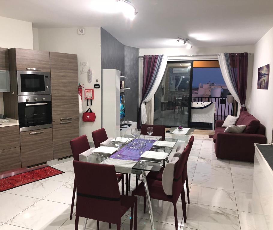Kuchyň nebo kuchyňský kout v ubytování Marsascala Sea View Apartment & Penthouse