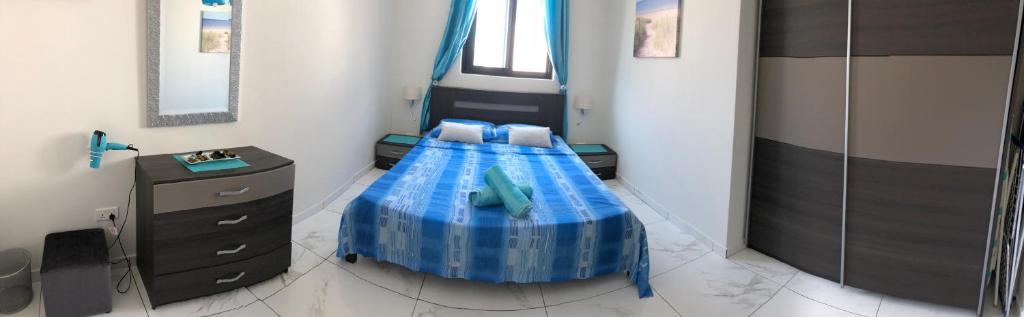 Postel nebo postele na pokoji v ubytování Marsascala Sea View Apartment & Penthouse