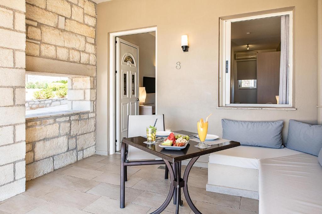 Kavos Hotel & Suites - 6