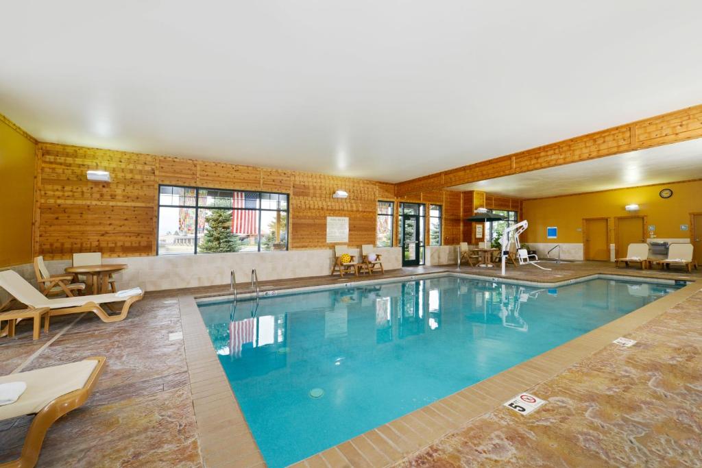 una grande piscina in una camera d'albergo di The Cody a Cody