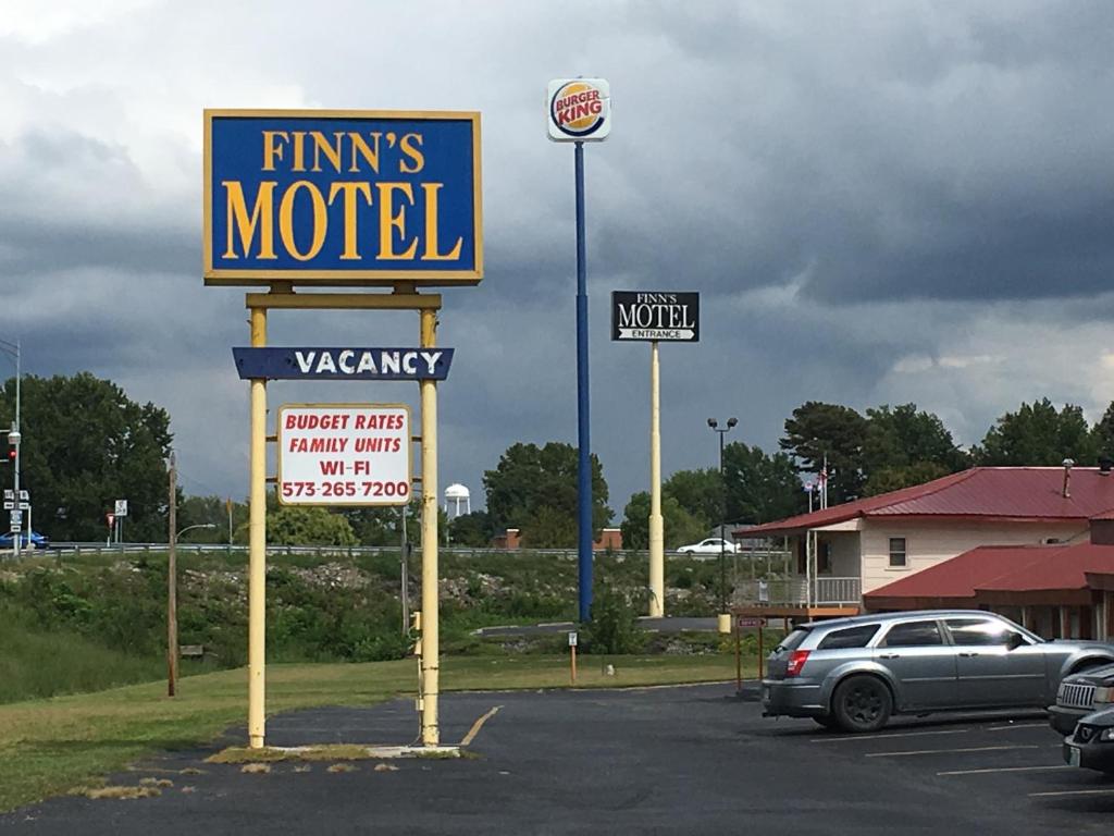 Saint James的住宿－Finn's Motel，停车场的特朗普汽车旅馆标志