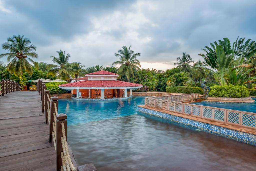 Bazén v ubytování The LaLiT Golf & Spa Resort Goa nebo v jeho okolí