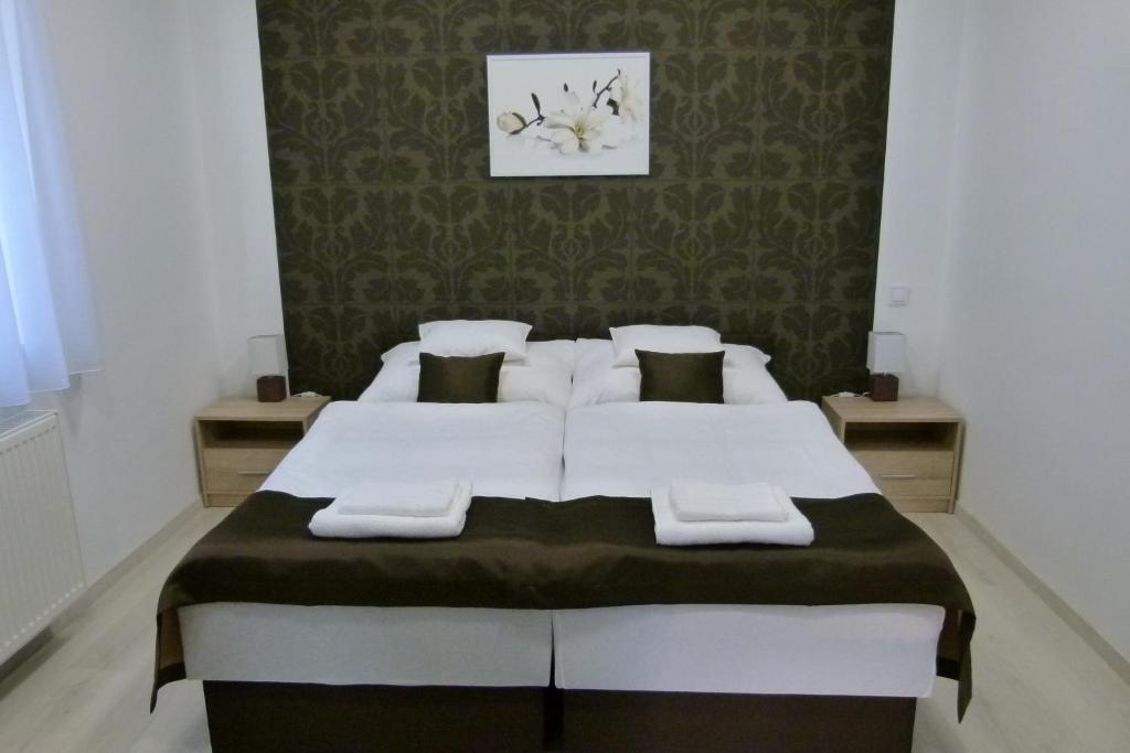 Postel nebo postele na pokoji v ubytování Wolf House Apartman
