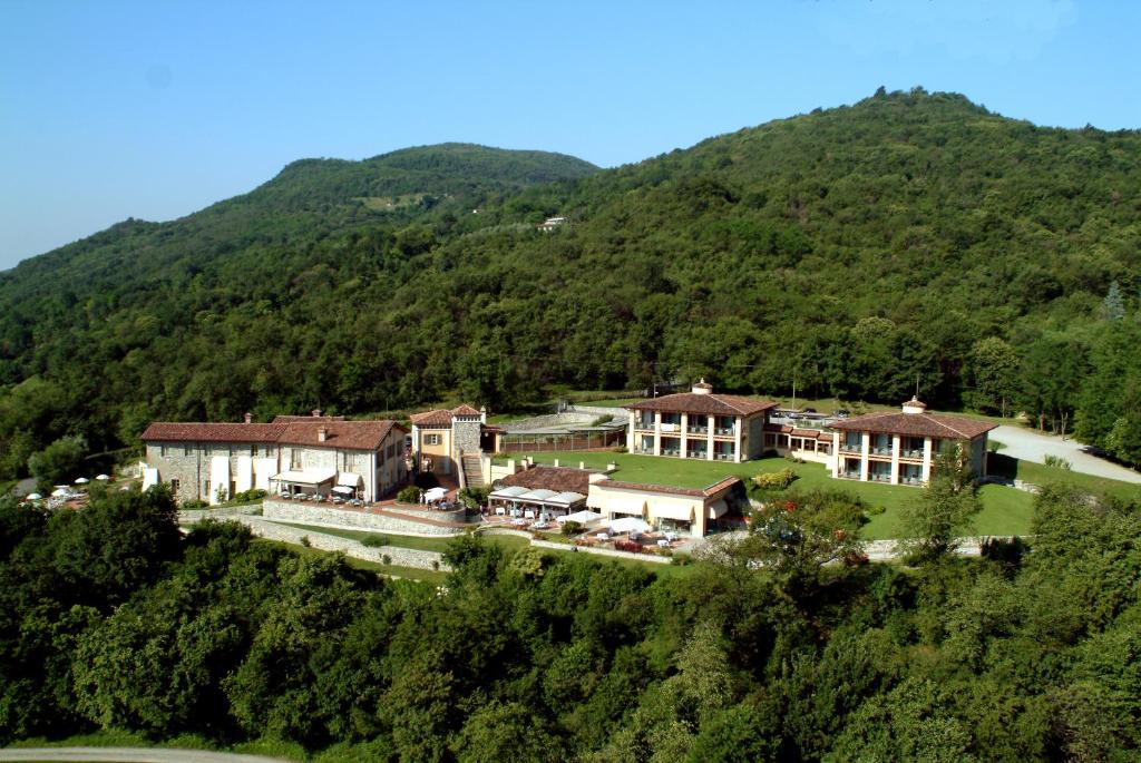 Nespecifikovaný výhled na hory nebo výhled na hory při pohledu z hotelu