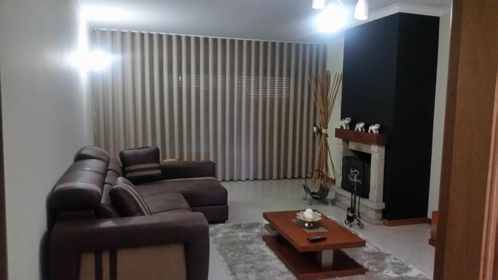 een woonkamer met een bank en een tafel bij Apartamento Rua da Amizade in Felgueiras