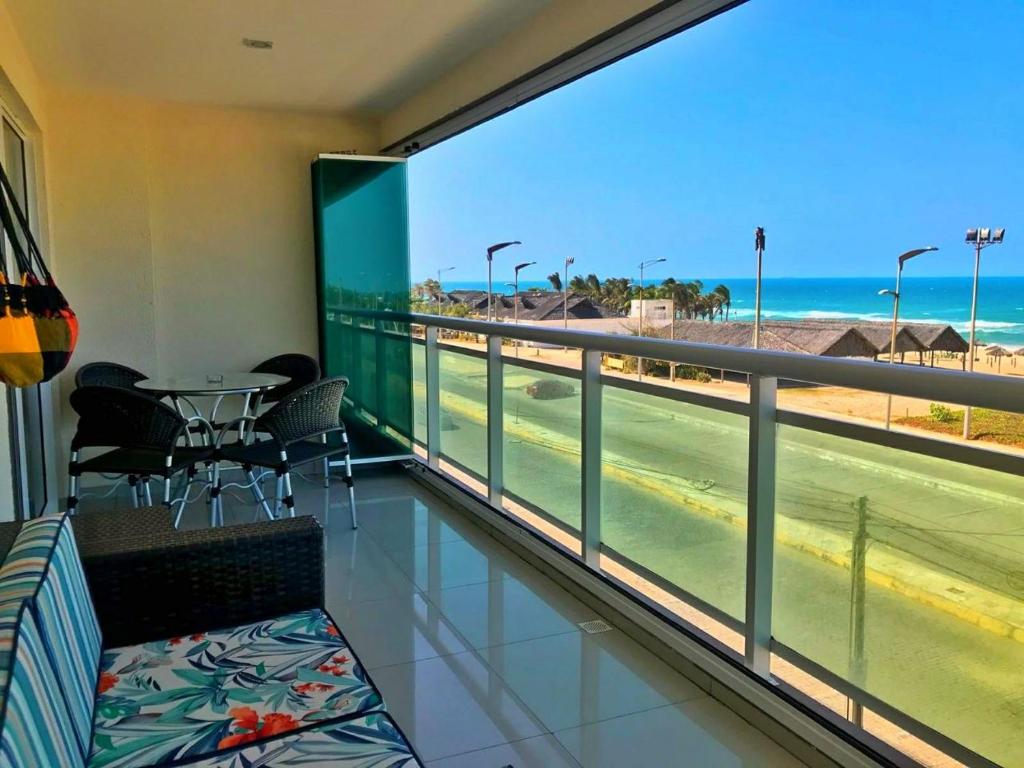 balkon ze stołem i widokiem na plażę w obiekcie AllMar Flats - Vg Fun - Frente mar w mieście Fortaleza