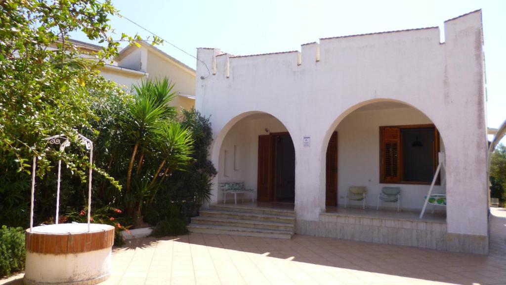 una casa bianca con archi e cortile di Villa Franca a Marinella di Selinunte