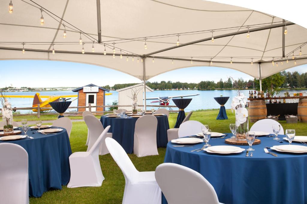 Výhled na řeku, která protéká v blízkosti hotelu