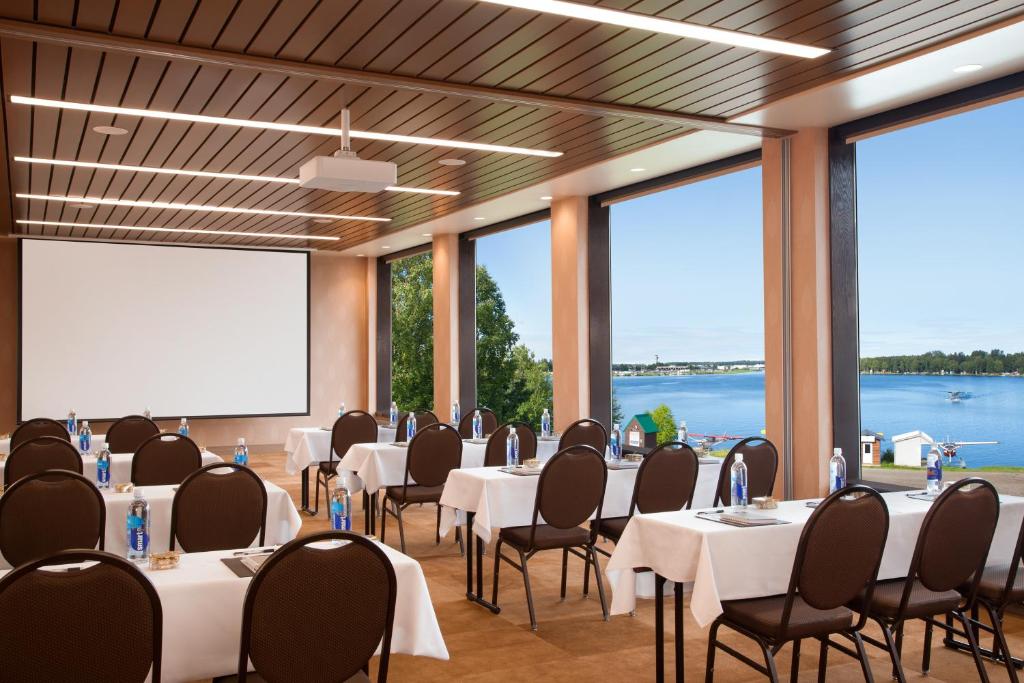 Výhled na řeku, která protéká v blízkosti hotelu