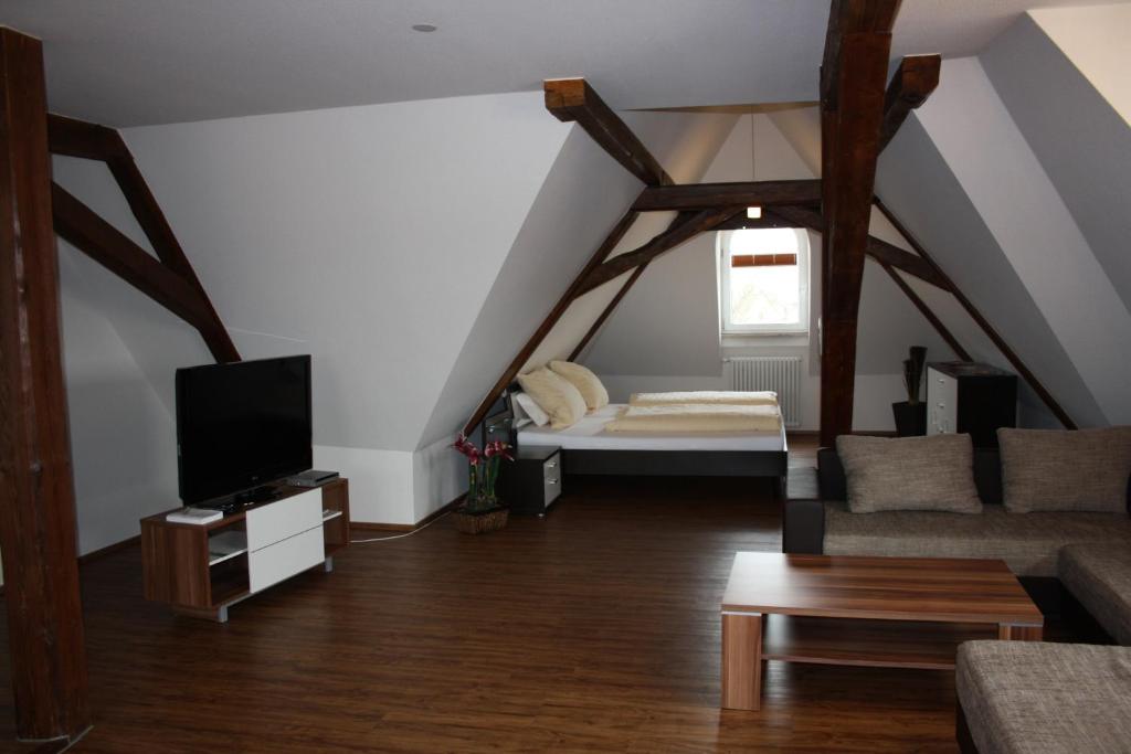 ein Wohnzimmer mit einem Bett und einem Sofa in der Unterkunft Thai Tawan in Rheinhausen