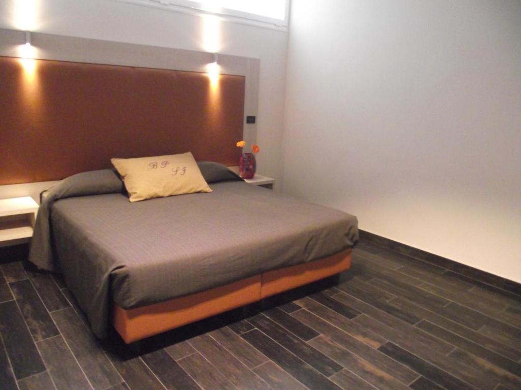 Posteľ alebo postele v izbe v ubytovaní Borgo Pio Suites Inn