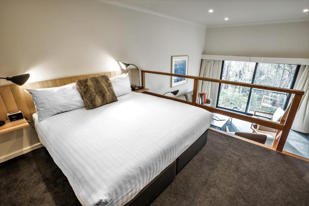 Postel nebo postele na pokoji v ubytování Cradle Mountain Hotel