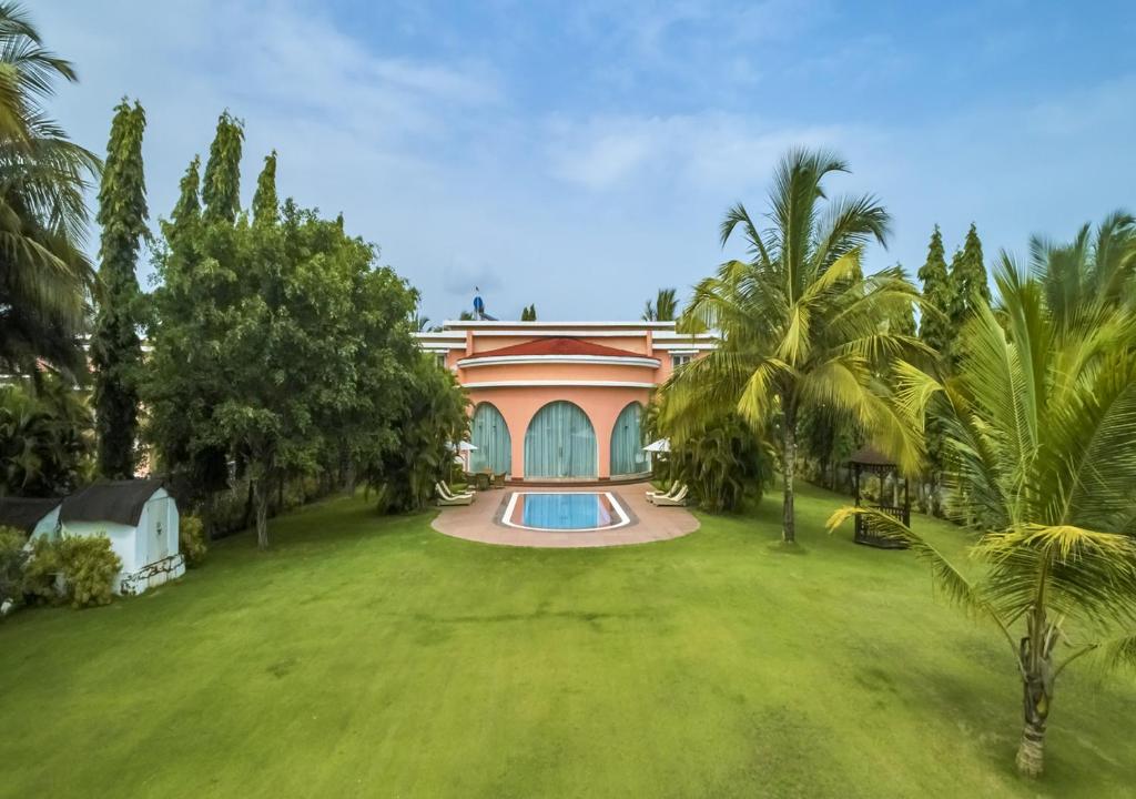 Bazén v ubytování The LaLiT Golf & Spa Resort Goa nebo v jeho okolí