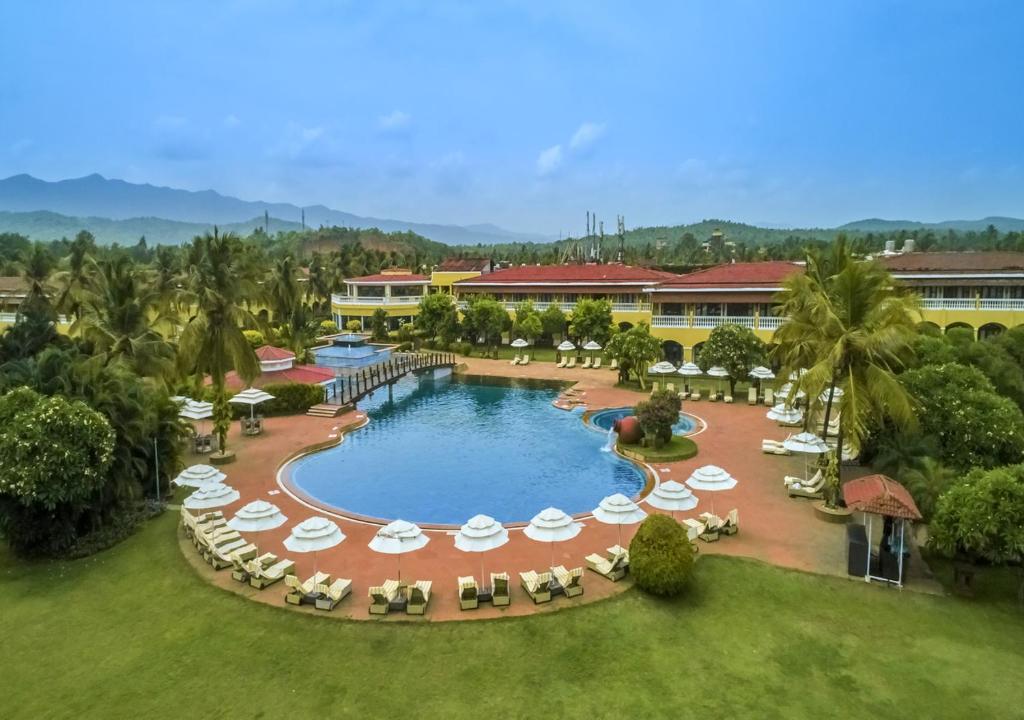 Bazén v ubytování The LaLiT Golf & Spa Resort Goa nebo v jeho okolí