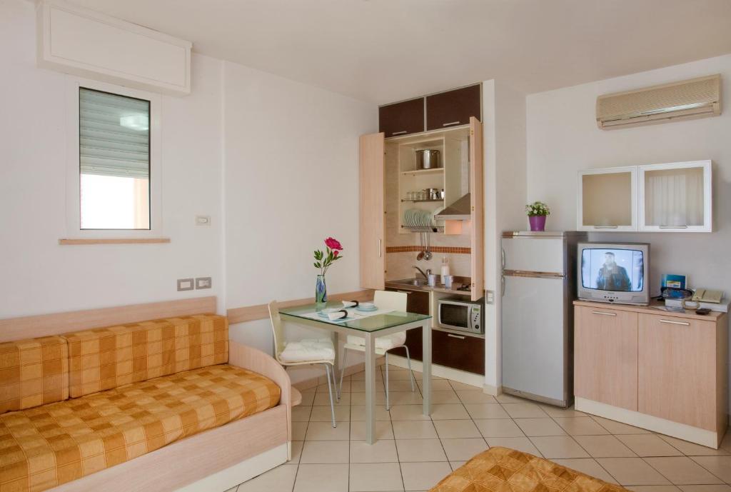 A kitchen or kitchenette at Residence Il Tulipano