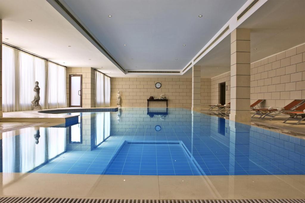 Bazén v ubytování Miramar Al Aqah Beach Resort nebo v jeho okolí