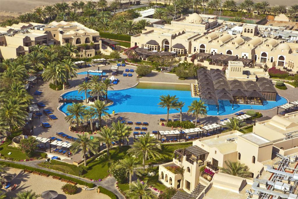 Bazén v ubytování Miramar Al Aqah Beach Resort nebo v jeho okolí