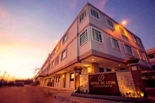 a building with a sign in front of it at Hotel De Leon II in Lahad Datu