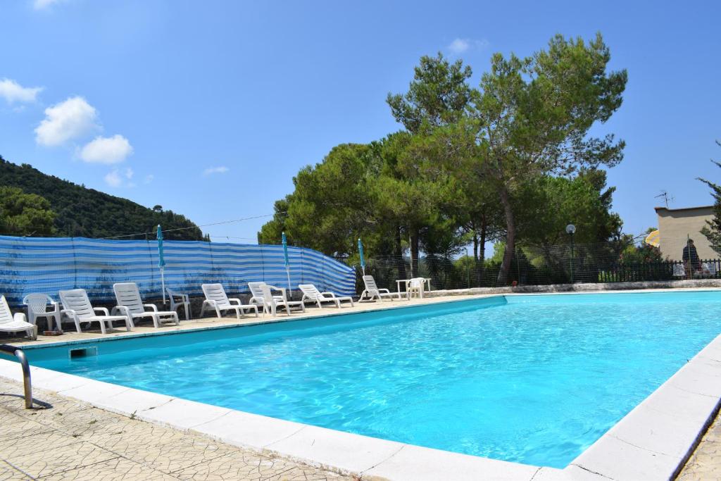 - une piscine avec des chaises longues dans l'établissement Isca della Contessa, à Palinuro