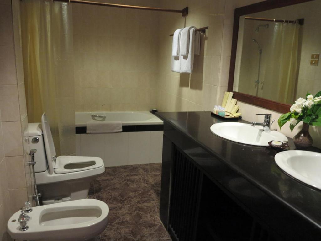 Koupelna v ubytování KMA Bagan Hotel