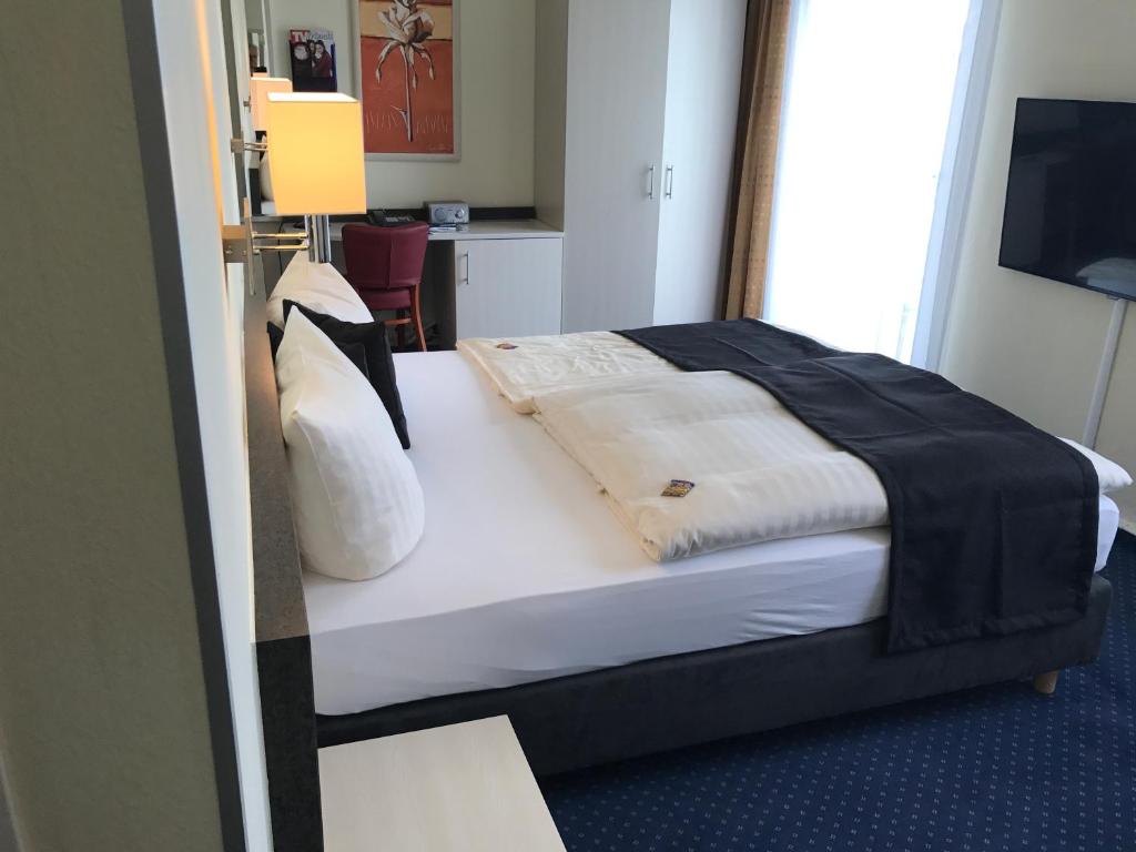 Postel nebo postele na pokoji v ubytování Parkhotel Neubrandenburg