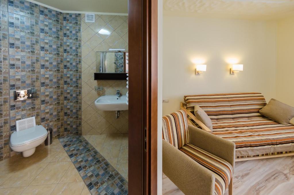 Hata Hutsula - Family Room