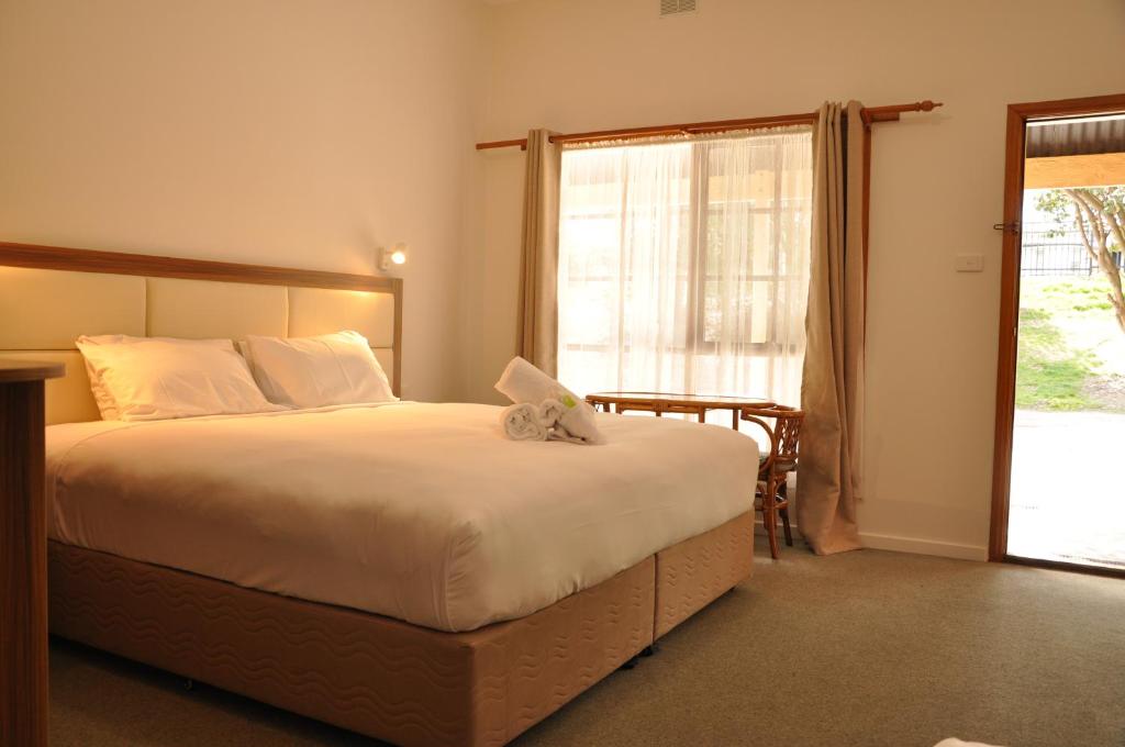 Tempat tidur dalam kamar di Miner's Retreat Motel