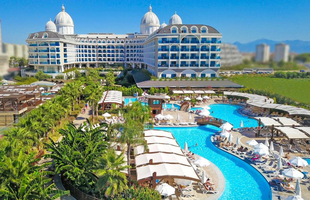 een luchtzicht op een resort met een zwembad bij Adalya Elite Lara Hotel in Lara