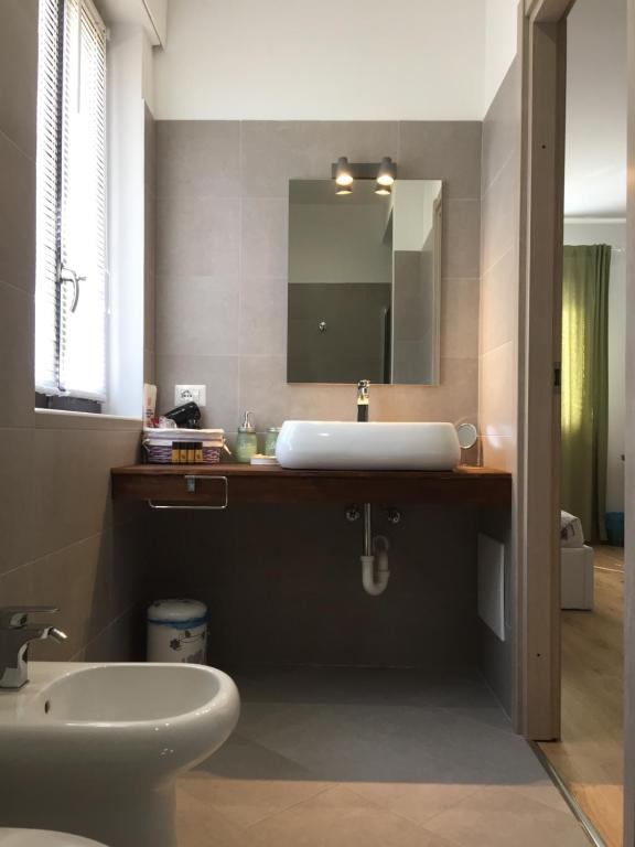 a bathroom with a sink and a mirror at Il Gatto Stanco B&B in Arona