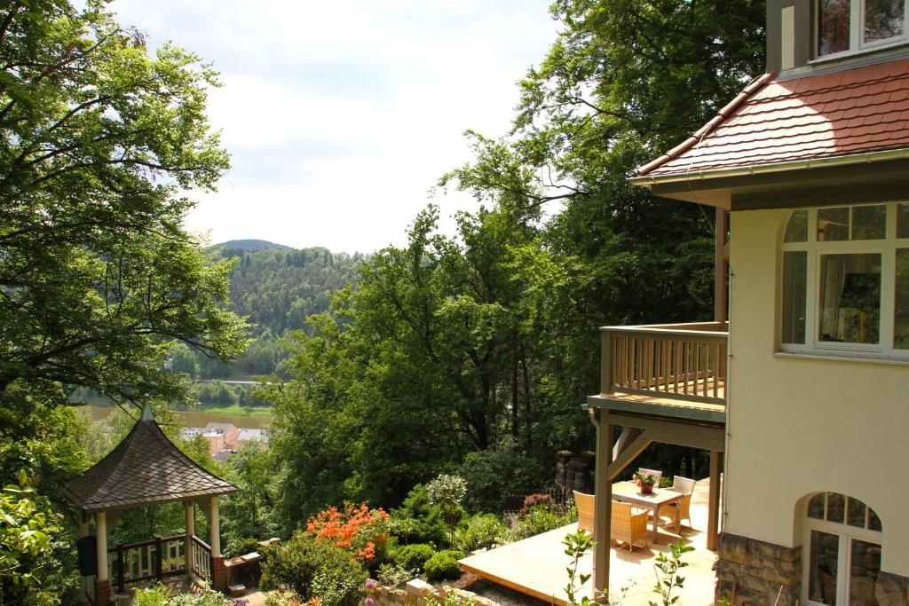 ein Haus mit Gartenblick in der Unterkunft Villa Sonnenburg in Bad Schandau