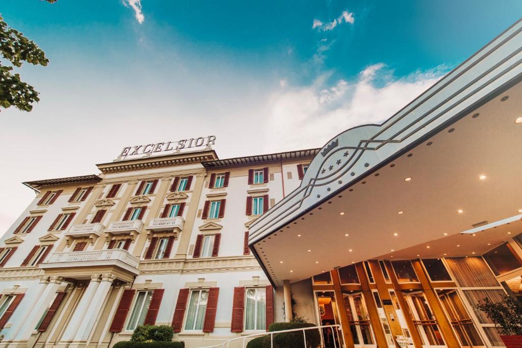 a view of the facade of a building at Grand Hotel Excelsior in Chianciano Terme