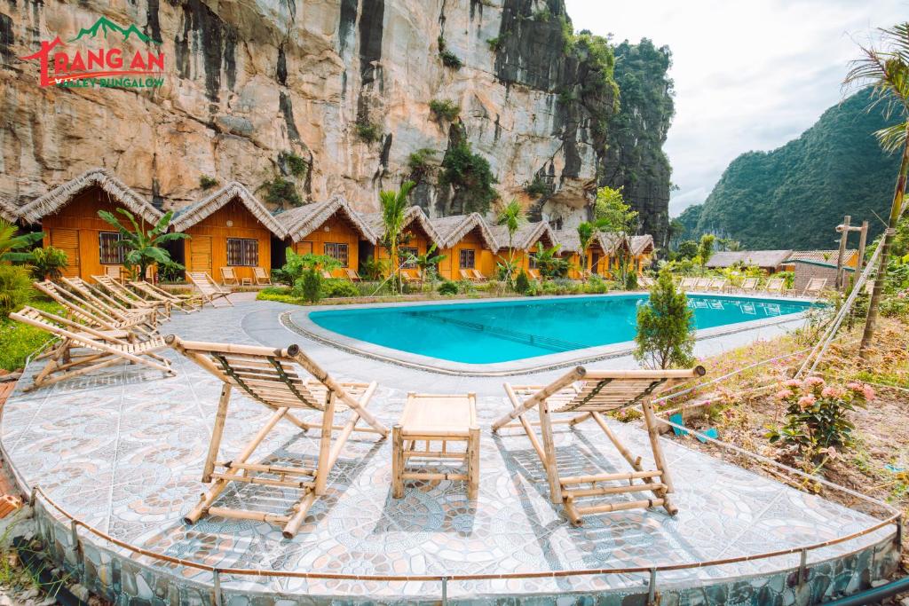 un complexe avec une piscine et une montagne dans l'établissement Trang An Valley Bungalow, à Ninh Binh