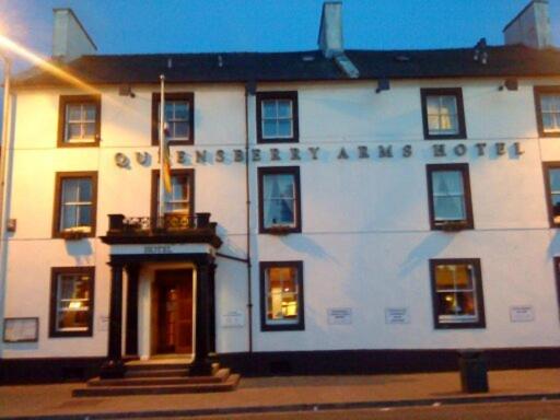 een wit gebouw met de woorden 'noodsituatie' die aankomt in Arts Hotel bij Queensberry Arms Hotel in Annan