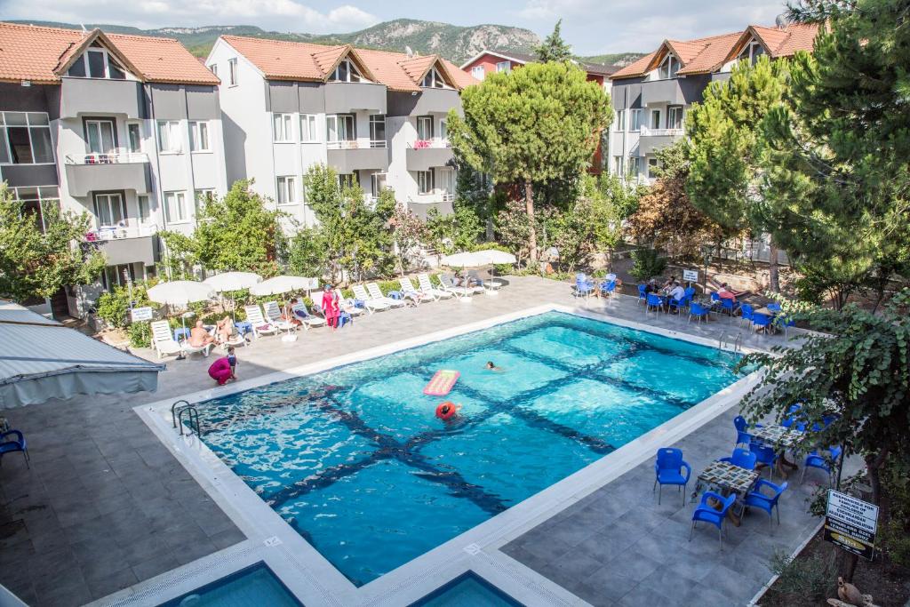 uma vista superior de uma piscina num hotel em Reis Thermal Otel em Pamukkale