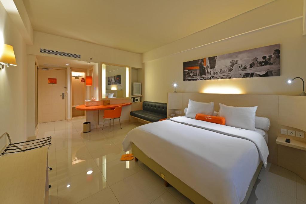 Postel nebo postele na pokoji v ubytování HARRIS Hotel & Conventions Ciumbuleuit Bandung