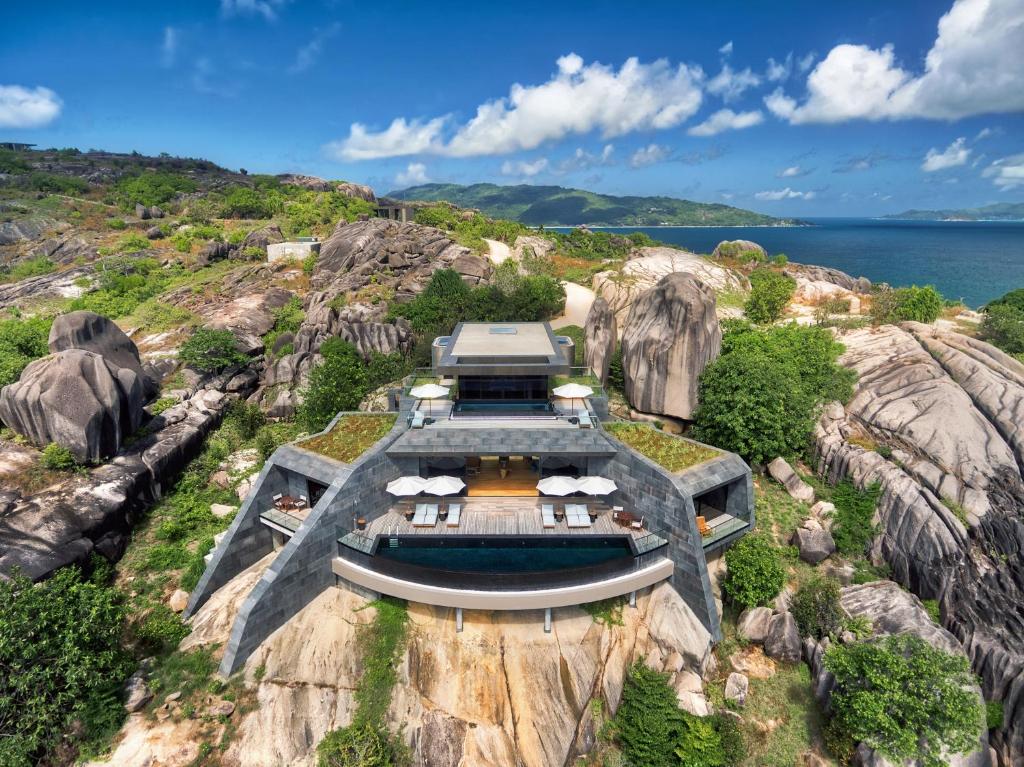 eine Luftansicht eines Gebäudes auf einer Klippe in der Unterkunft Six Senses Zil Pasyon, Seychelles in Felicité