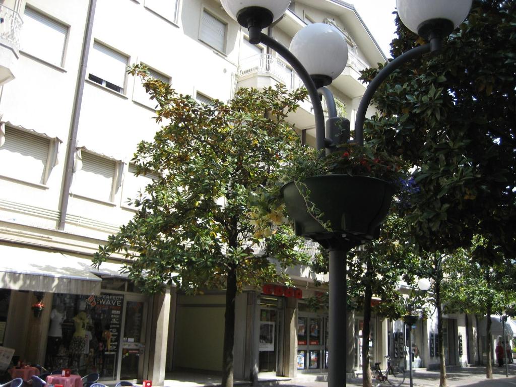 a street light with plants on top of it at Appartamento Warner in Grado