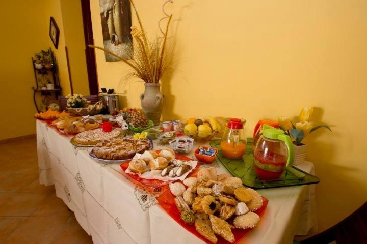 カステッルッツォにあるilgiardinodellanonnaの食べ物のビュッフェ付きテーブル
