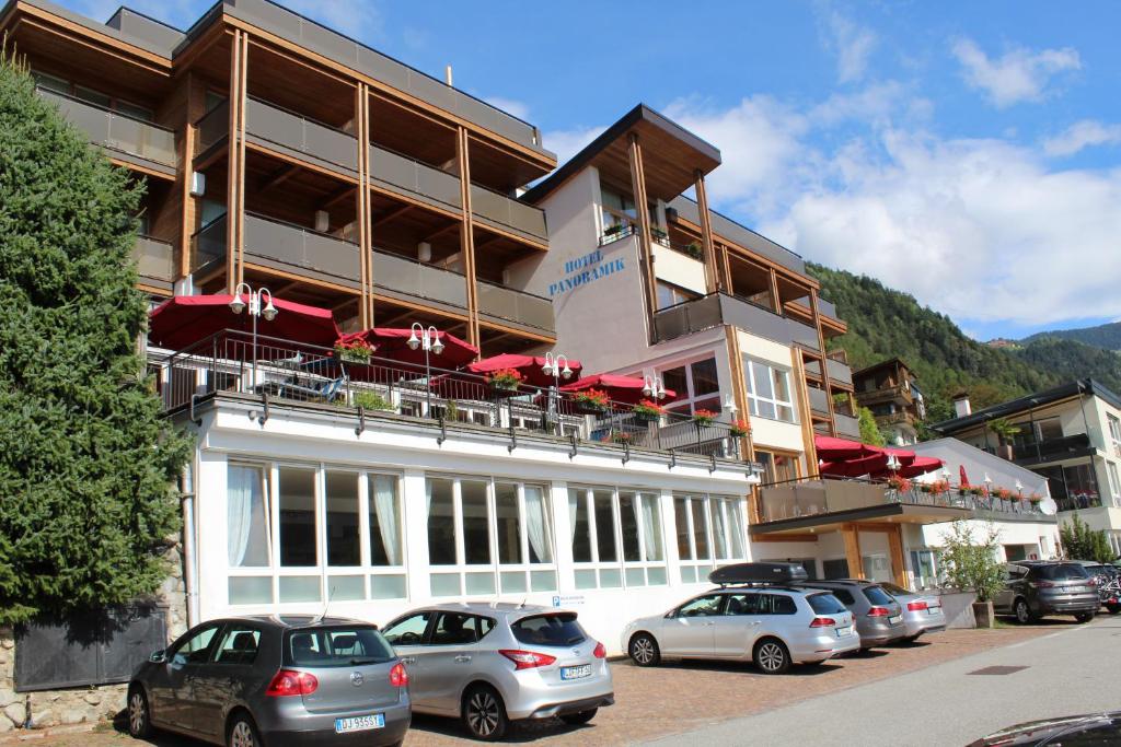 Nespecifikovaný výhled na hory nebo výhled na hory při pohledu z hotelu