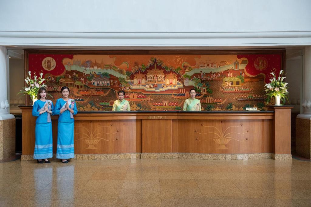 Členové personálu v ubytování Montien Riverside Hotel Bangkok