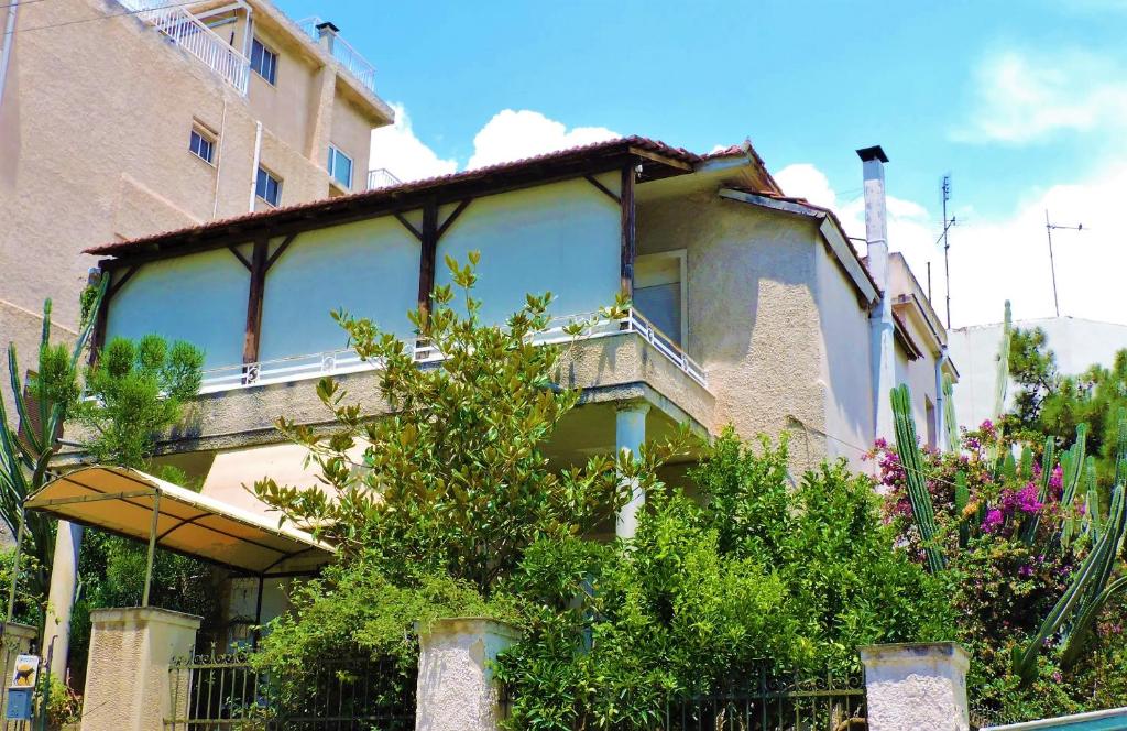 ein Gebäude mit einem Balkon auf der Seite in der Unterkunft Casa Oliver in Athen