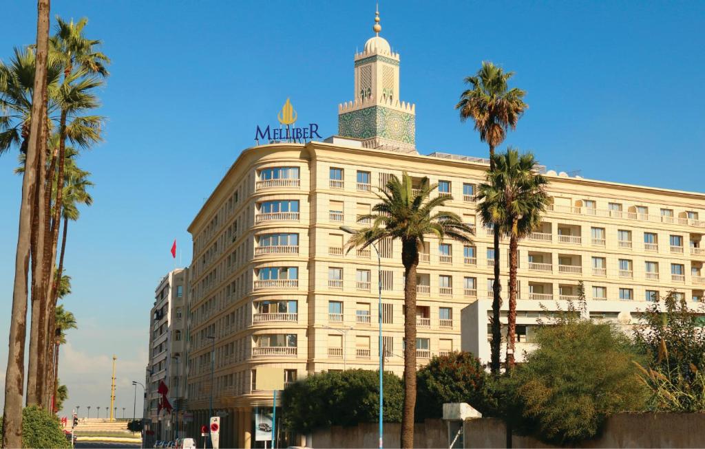 un edificio con una torre dell'orologio sopra di Melliber Appart Hotel a Casablanca