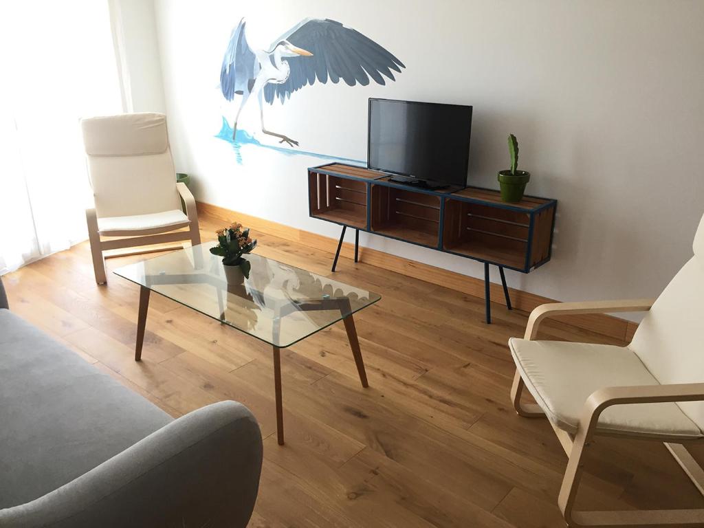 a living room with a tv and a coffee table at Deltaic :: green ecosystem in Deltebre