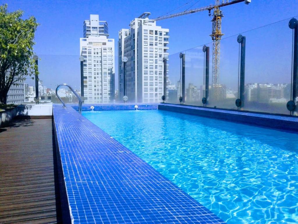 a swimming pool on the roof of a building at Apartamento con Piscina, cochera, loundry y gim en Palermo in Buenos Aires