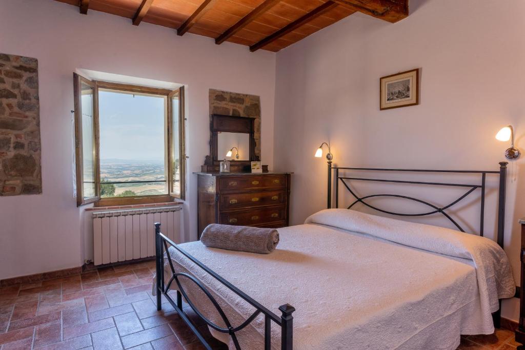 una camera con due letti e una finestra di Casa Vignolo a Montalcino